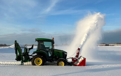 John Deere väiketraktor koos Bittante lumepuhuriga