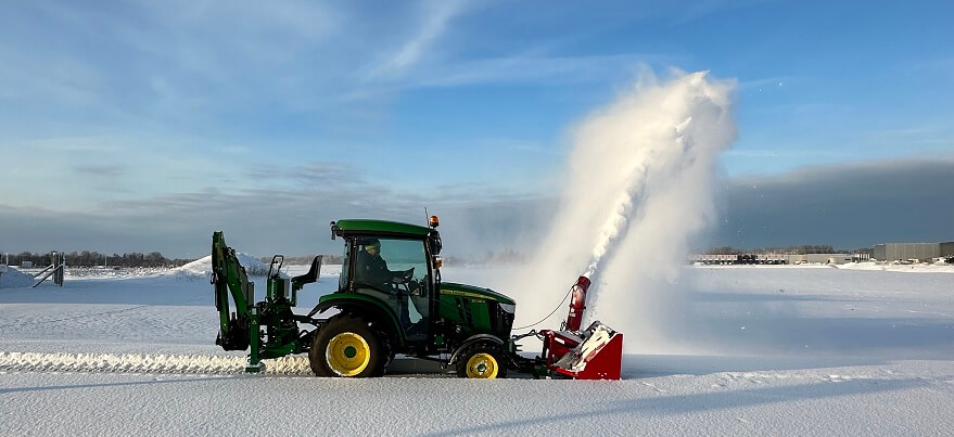 John Deere väiketraktor koos Bittante lumepuhuriga