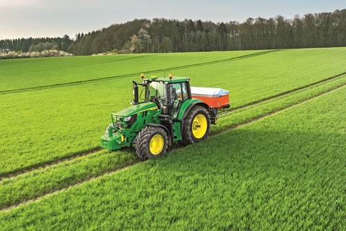 John Deere 6M 150 väetamas